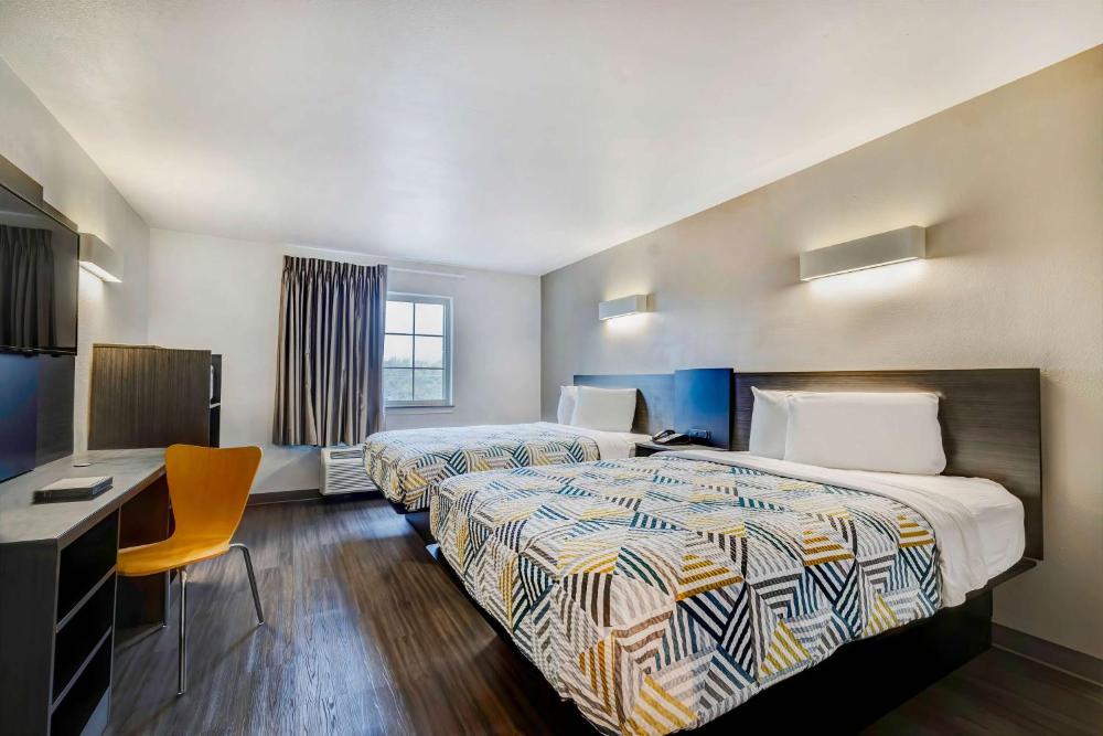 Queen Room with Two Queen Beds - Non-Smoking interior