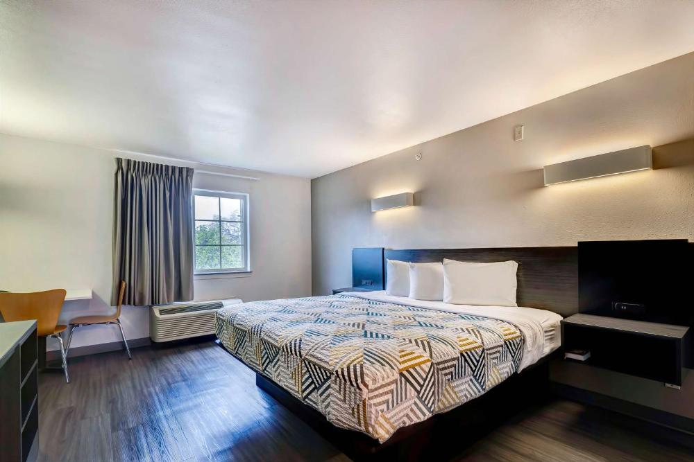 King Room - Non-Smoking interior